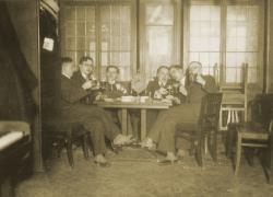 Ärzte beim zechen ~ 1925